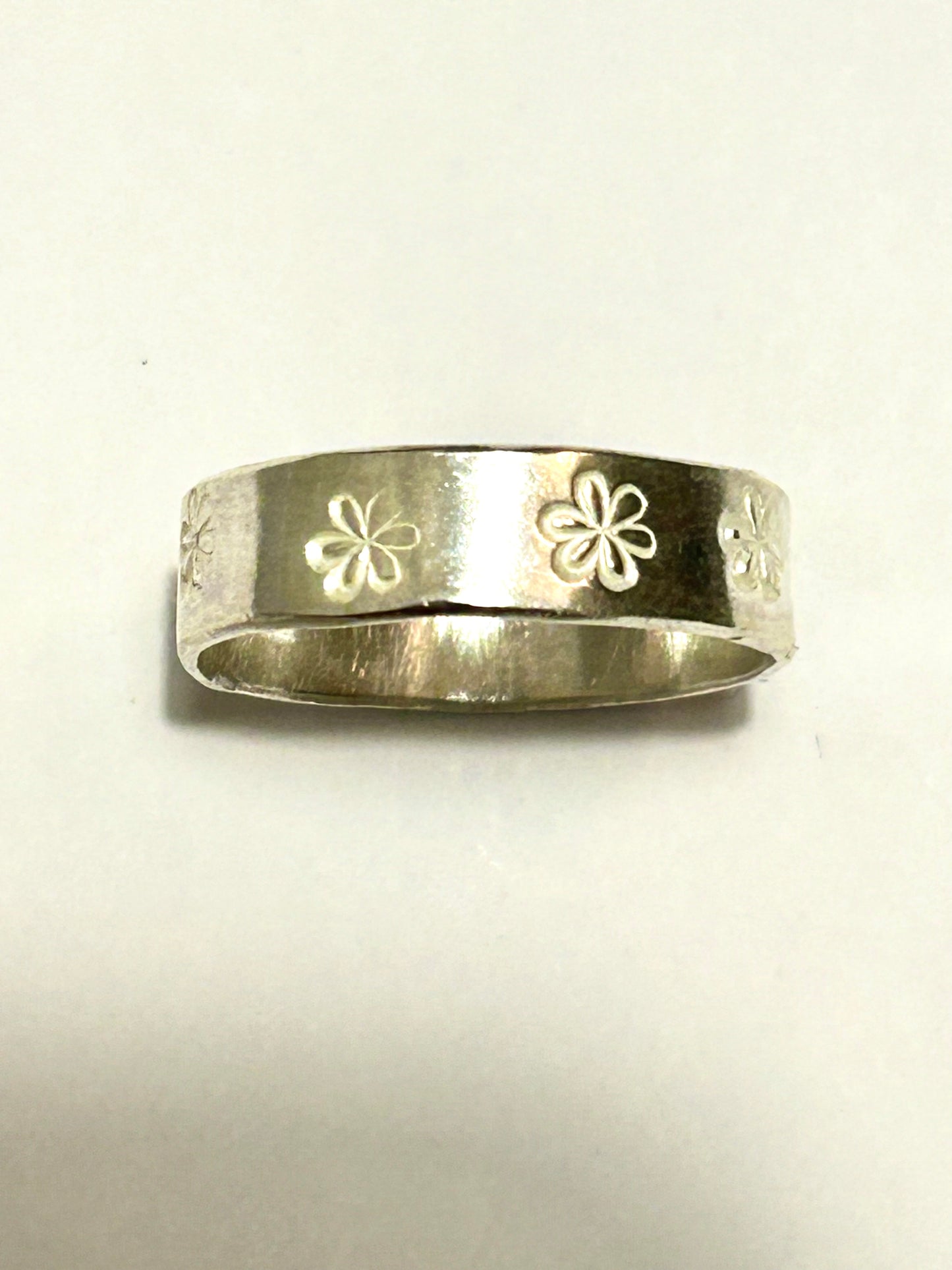 Daisy Pattern Band Ring
