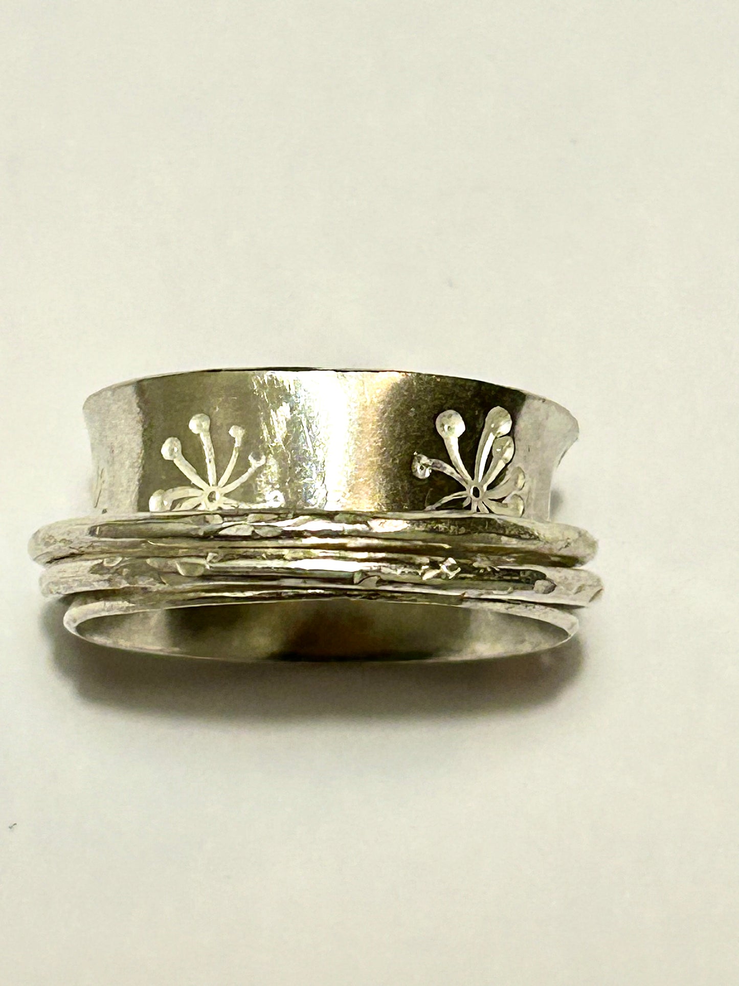 Dandelion Pattern Spinner Ring