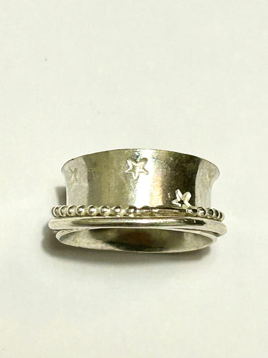 Star Pattern Spinner Ring