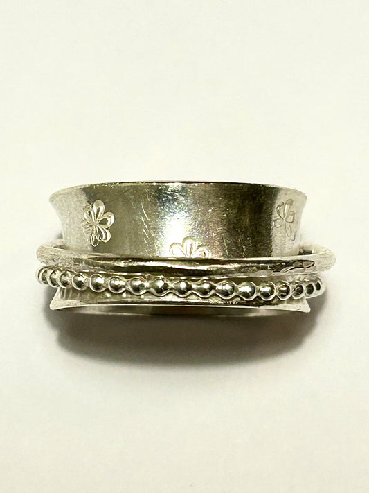 Daisy Pattern Spinner Ring