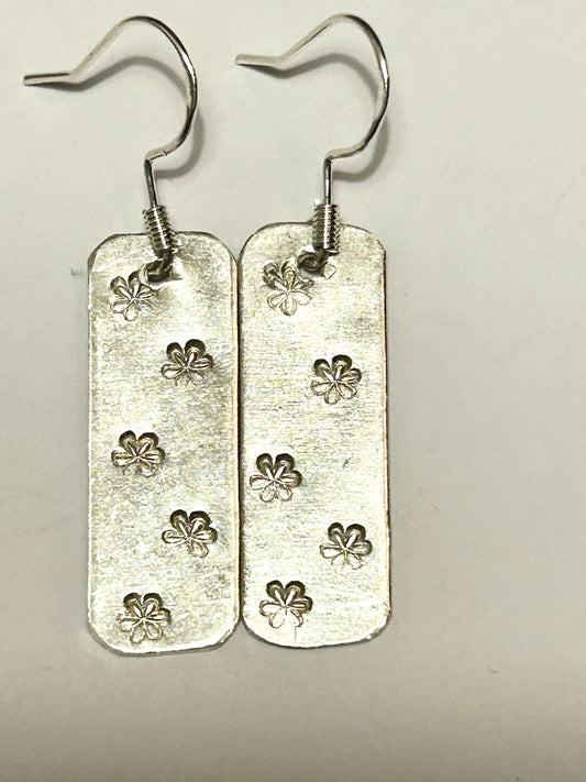 Oblong daisy earrings